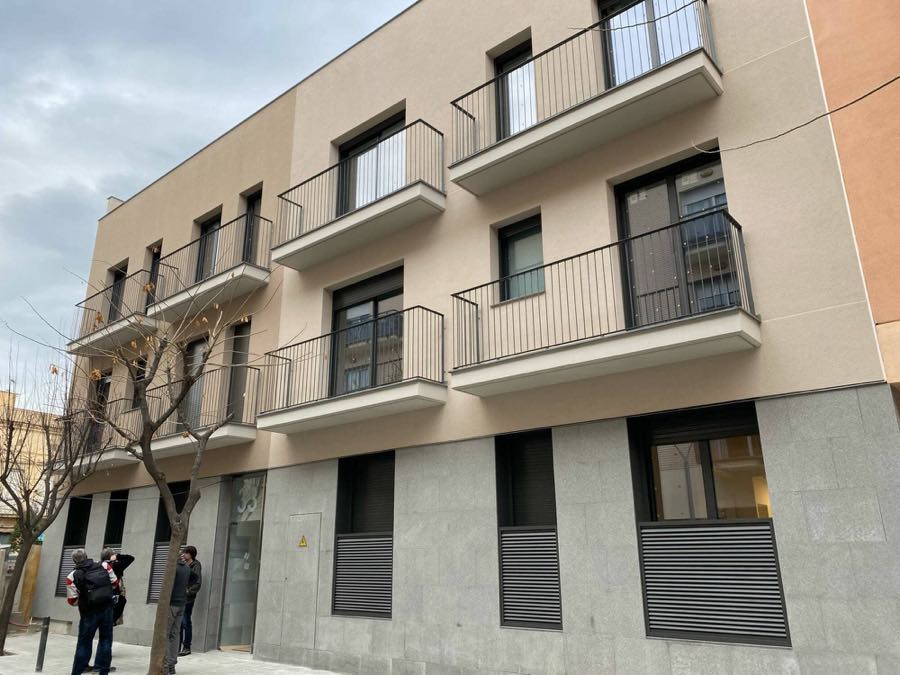 Fachada terminada de un edificio de viviendas con balcones